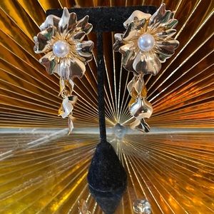 Cascading Gold Floral Pearl Earring